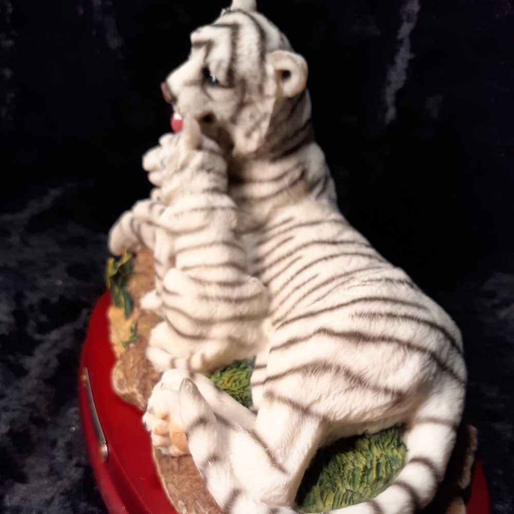 COPY - Vintage White Tiger with Cub Collectable Figurine - Picture 3 of 4